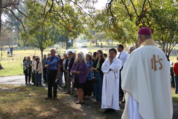 Catholics say final prayers at the end of the rosary procession at Calvary Cemetery. (Aprille Hanson photo)