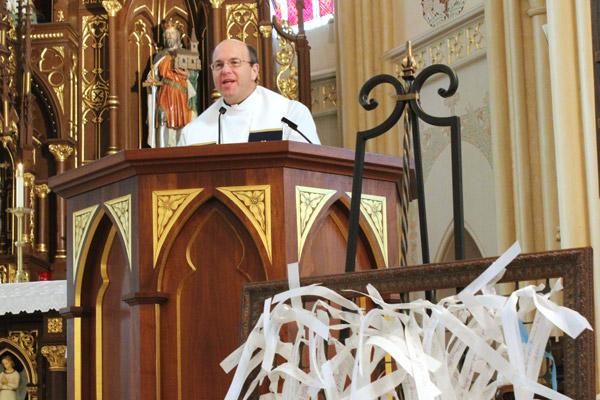 Father Greg Luyet, St. Edward Church pastor, delivers closing remarks in which he recognized parishioner Nita Danaher for launching the Mary Undoer of Knots Prayer Project. Danaher was inspired to bring the project to Arkansas by Pope Francis’ devotion. (Dwain Hebda photo)