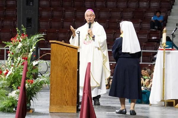 Bishop Taylor thanks Sister Norma Munoz, MCP, for organizing the diocesan Encuentro for about 2,000 people. (Malea Hargett photo)