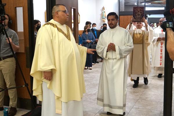 Jaime Nieto waits before processing into St. Raphael Church in Springdale for his diaconate ordination Mass May 21. Father Juan Guido (left) served as the master of ceremonies. (Aprille Hanson Spivey photo) 