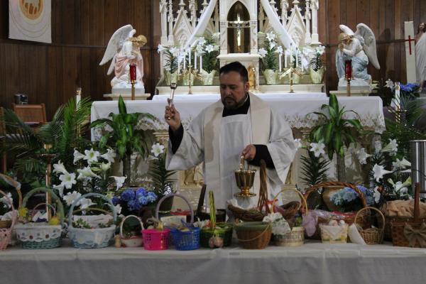 Father Rubén Quinteros, pastor of Immaculate Heart of Mary Church in North Little Rock (Marche), blesses Easter baskets March 30. (Katie Zakrzewski)
