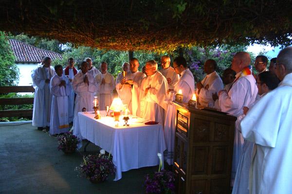 Bishop Taylor celebrated a final outdoor Mass at 5:30 a.m. before sunrise at Hotel Don Rodrigo in Panajachel for the pilgrims returning to the United States. 