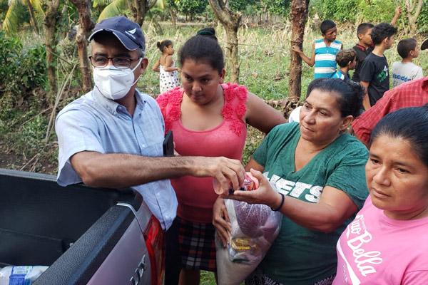 Father Gildo Ramírez, with the Diocese of Trujillo, Honduras, gives supplies to residents Nov. 12 who were hit by flooding from Hurricane Eta.  (Courtesy Father Gildo Ramírez)