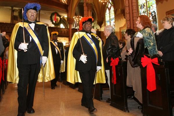 Members of the Fourth Degree Knights of Peter Claver process down the center aisle at Holy Family Church in Chicago prior to Mass in 2007. (CNS photo/Karen Callaway, Catholic New World)
