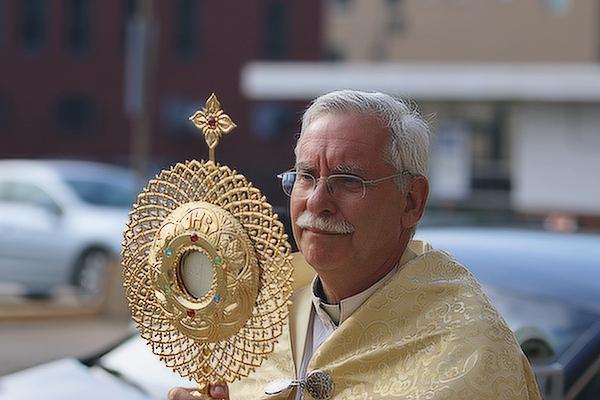 Bishop Anthony B. Taylor adores the Body of Christ during a Eucharistic Procession in downtown Little Rock after the celebration the opening Mass of the U.S. Conference of Catholic Bishops’ three-year Eucharistic Revival June 18 at the Cathedral of St. Andrew. (Chris Price)
