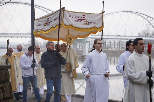 Danny Hartnedy, of Christ the King Church in Little Rock, walks past the Broadway Bridge during the Eucharistic Procession for Life in Little Rock's Riverfront Park, Jan. 22. (Malea Hargett photo)